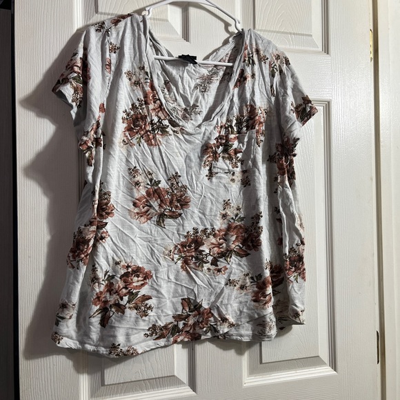 Torrid size 1 white and floral pocket tshirt size 1X - Picture 2 of 4